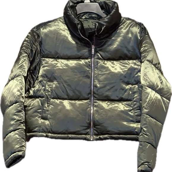 7 For All Mankind Cropped Puffer Jacket Women size Medium - NWT￼ - Picture 1 of 6